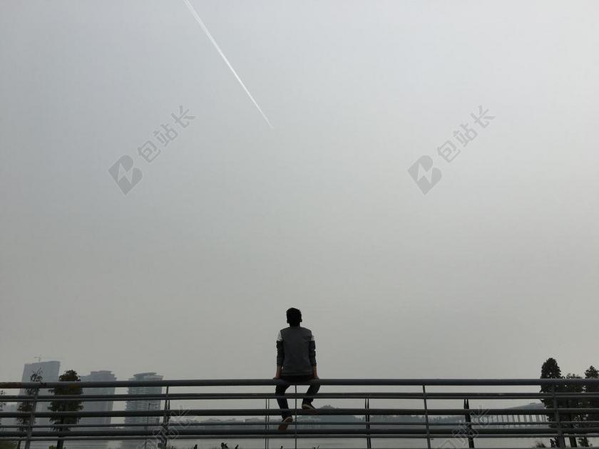 清新坐在栏杆的男子背景图片