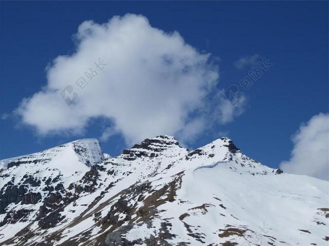 自然雪山景色背景图片