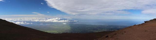 蓝白自然广阔蓝天下的白云和群山自然旅游背景图片