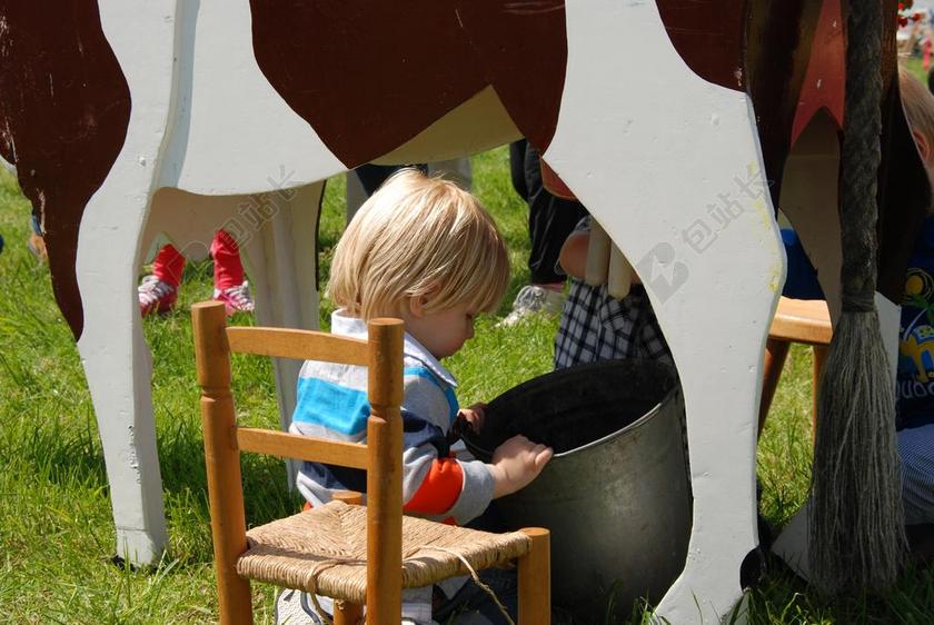 清新户外奶牛公仔背景图片