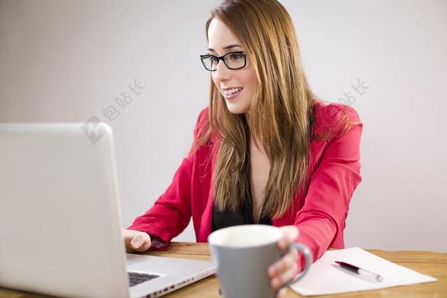 清新工作的女子背景图片