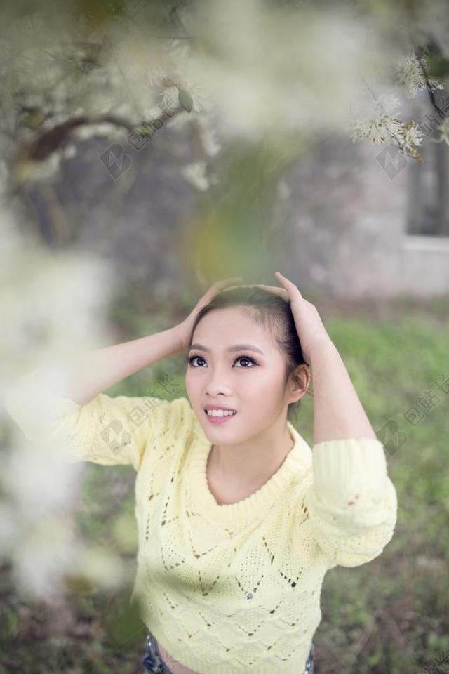 清新户外树下的女子背景图片