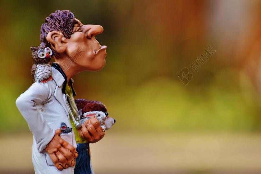 玩偶搞怪肩上猫头鹰的男子玩偶摆饰背景图片