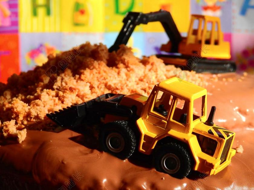 餐饮唯美生日蛋糕上的玩具车背景图片