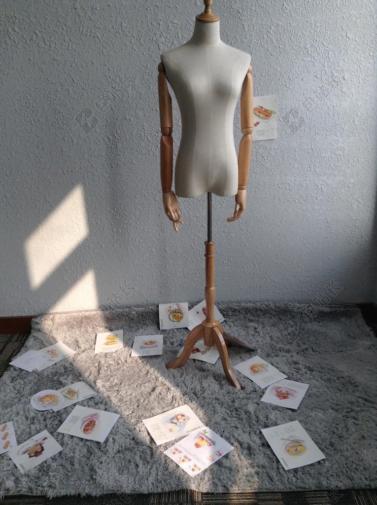 橱窗里赤裸的模特背景图片