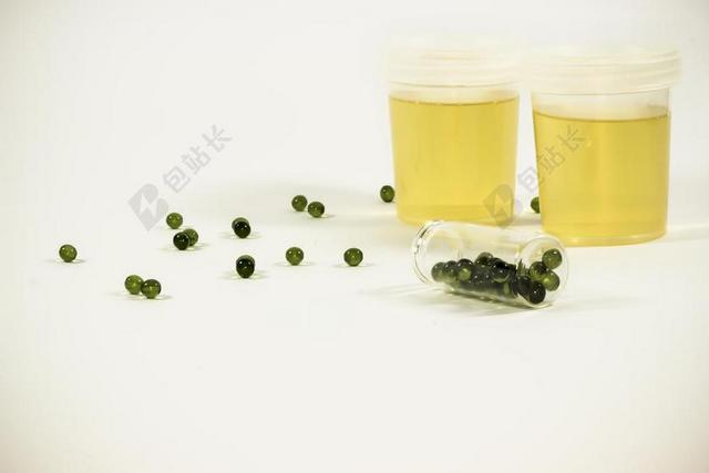 黄色健康写实黄色的液体和绿色药丸健康吃药治疗背景图片
