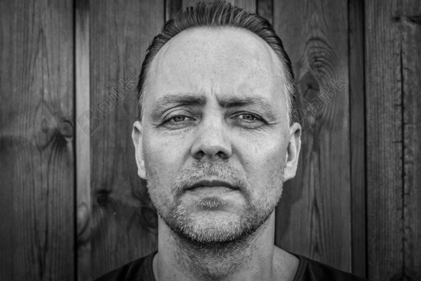 灰色人物沧桑男子面部特写男子人士面部背景图片