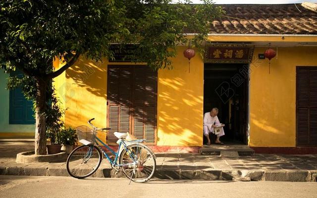 户外黄色寺庙宗教静坐老人自行车背景图片