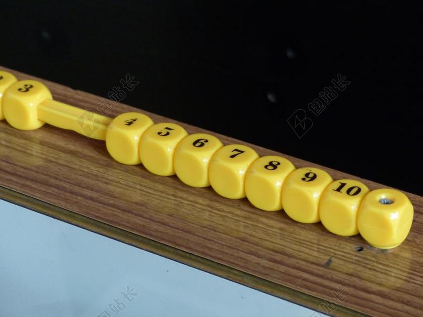 广告清新桌子上的骰子宣传背景图片