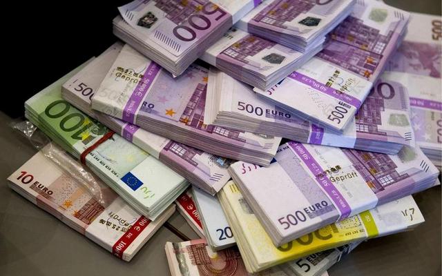 彩色金融多彩不同颜色的纸币金钱交易商贸背景图片
