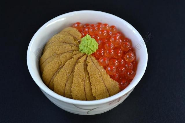 三文鱼 鱼子 海胆 水稻 碗 日本 食品 黑 回 寿司