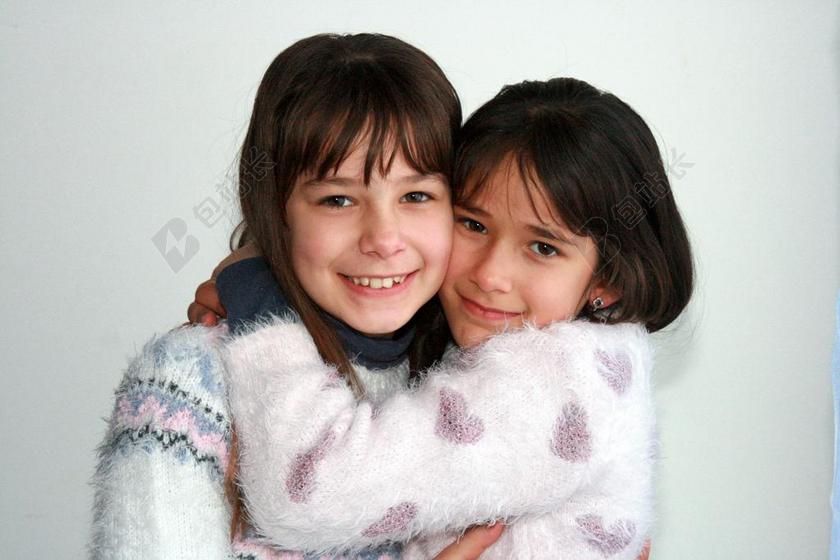 亲情乖巧互相拥抱姐妹微笑快乐背景图片