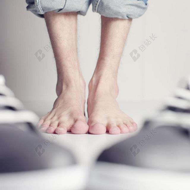 赤裸脚丫鞋子广告男性背景图片