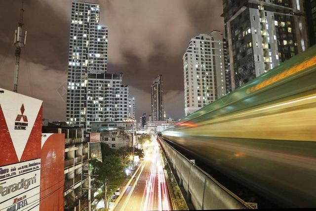 夜晚现代交通轻轨运输城市建设背景图片