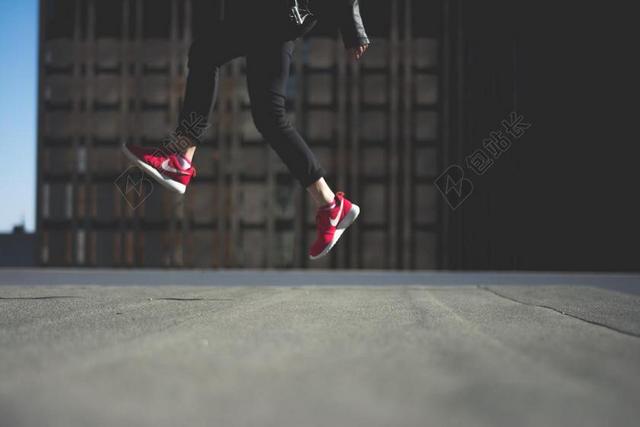 人 跳跃 鞋 红色 耐克 城市 年轻 乐趣 快乐 欢乐