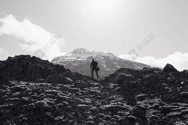 灰色运动阳光下的登山者登山群山户外运动背景图片