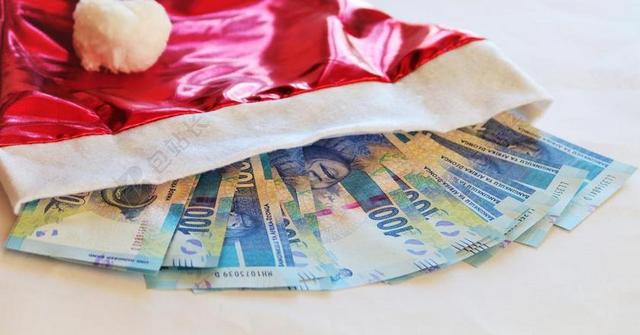 彩色金融多彩圣诞袋子里面的钱币金钱商贸交易背景图片