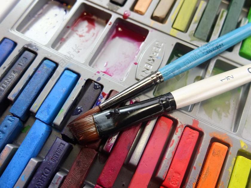 现代绘画绘画用品彩笔背景图片