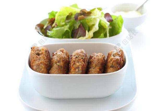 肉圆 碎的肉 肉丸子 炒 蔬菜肉饼 沙拉 健康的饮食习惯 吃