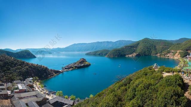 户外自然景观旅游蓝色湖水房屋背景图片