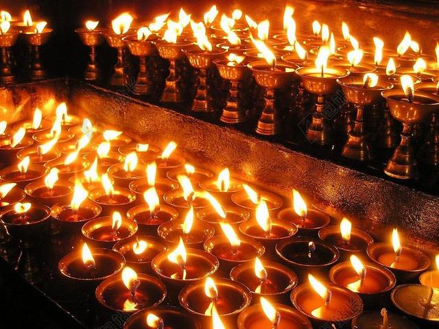 夜晚尼泊尔祈祷灯佛教背景图片
