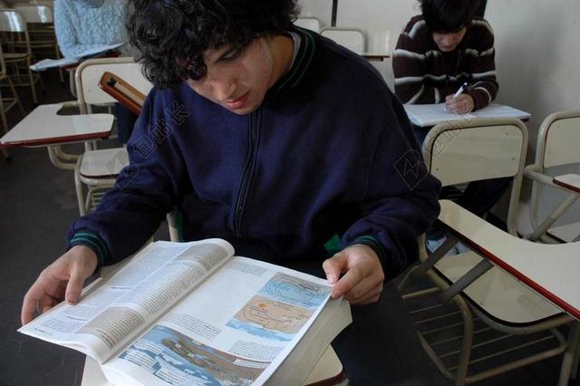教室室内学习接受教育男背景图片