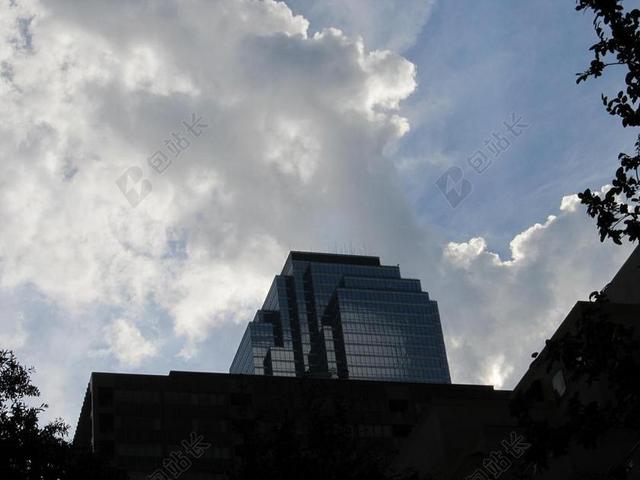 仰视现代城市建筑高层大厦摩天楼背景图片