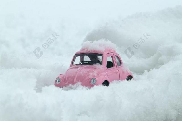 白色雪景雪地粉色汽车模型背景图片