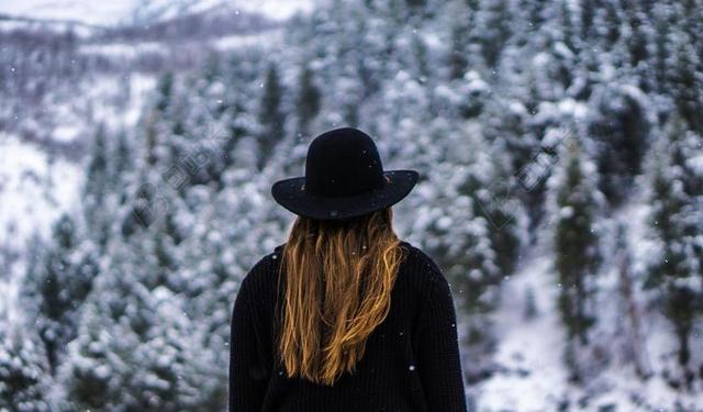 女子 森林 戴着黑帽子 夹克 毛衣 跳线 冷 雪 冬天