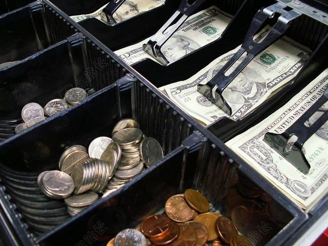 彩色金融丰富盒子里面的不同币额的金钱钱财商贸零钱背景图片