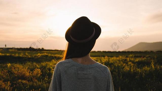 女子 乡下 帽子 夏天 原野 年轻 女性 女孩 放松 平静