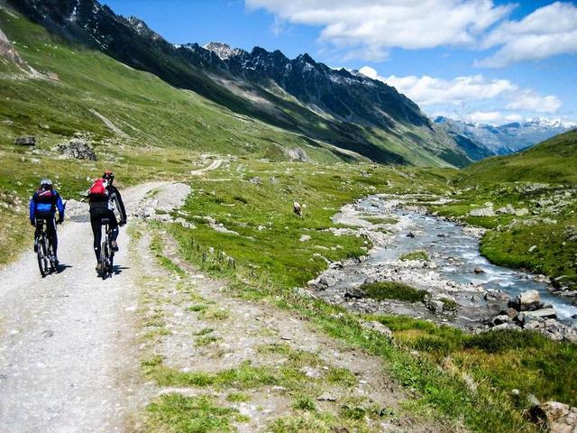 户外自然景观岩石地貌探险旅游登山骑车背景图片