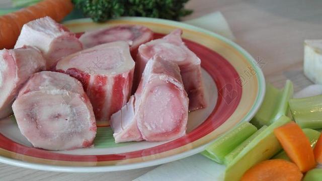 骨 骨头汤 汤 红萝卜 韭菜 午餐 食品 温暖 蔬菜 肉汤