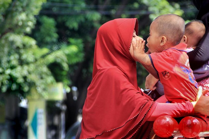 户外游玩母子玩耍背景图片