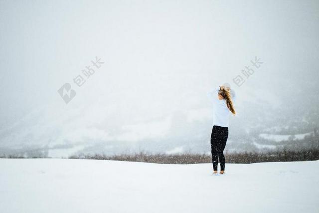 白色户外自然景观冬天游玩女背景图片
