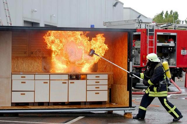 消防 FEUERLOESCHUEBUNG 厨房火灾 火焰 消防员