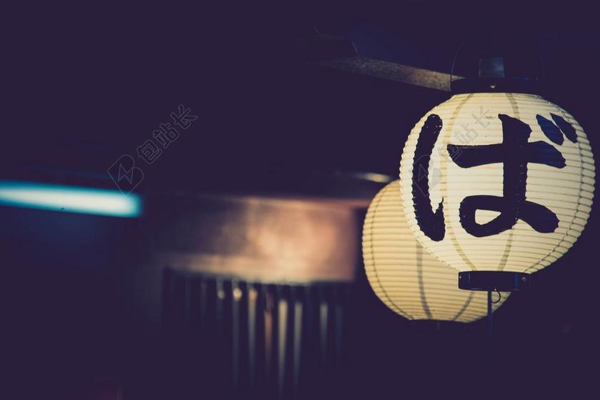 夜晚古老白色灯笼日本背景图片