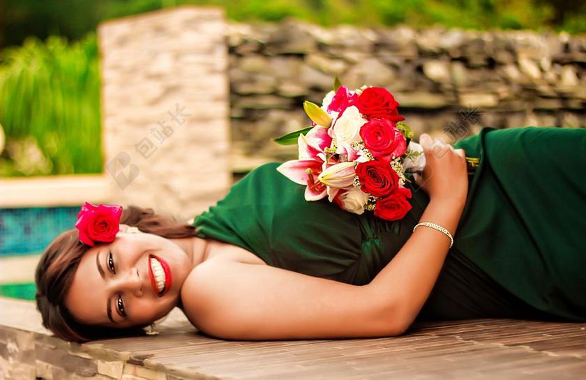 户外时尚摄影新婚女手拿花束开心背景图片