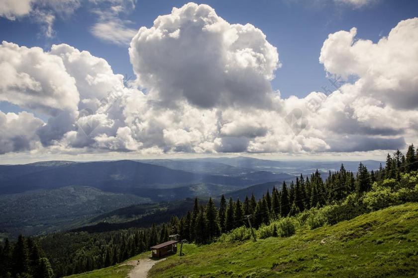 云彩自然景观山地森林树木植被背景图片