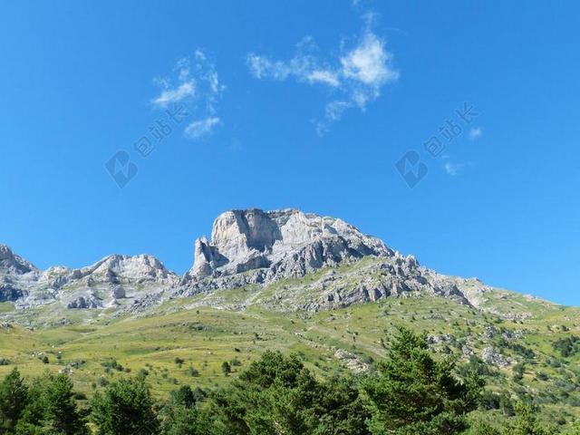 蓝天自然景观岩石地貌森林巨石背景图片