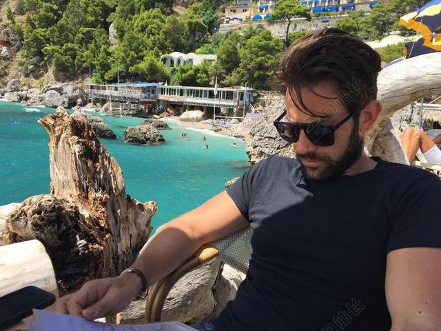 户外男人阅读旅游度假休息背景图片