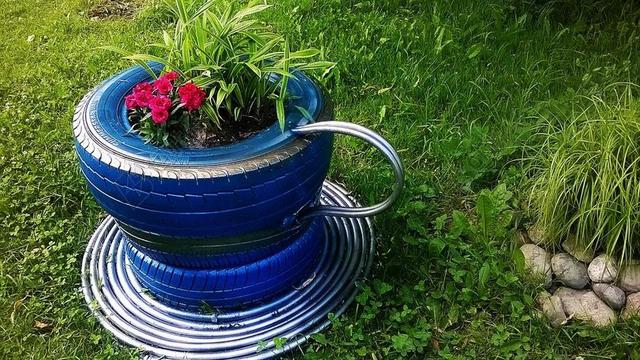 户外草地花丛茶杯装饰品背景图片