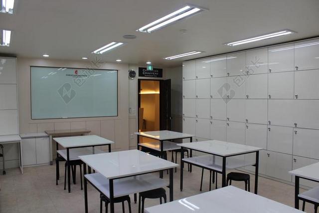 办公桌 办公室 在教室里