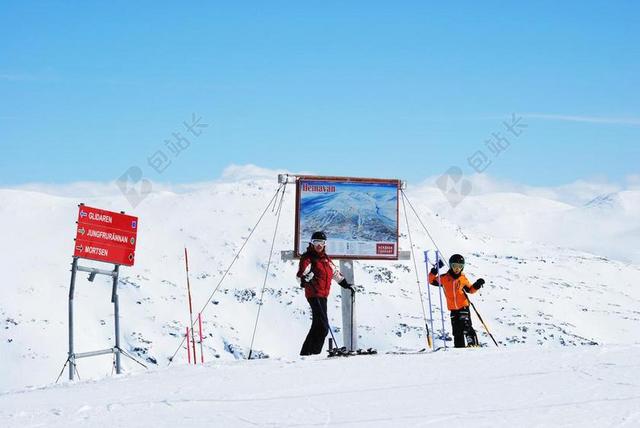 彩色运动热血蓝天下的雪山上的滑雪者滑雪运动背景图片