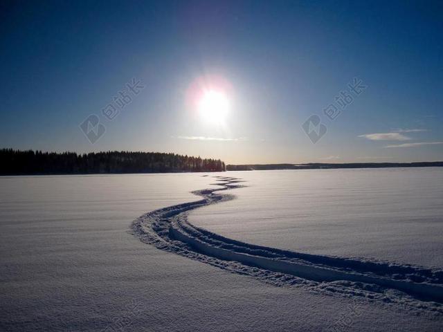 白蓝自然清新阳光下的雪地自然雪景背景图片