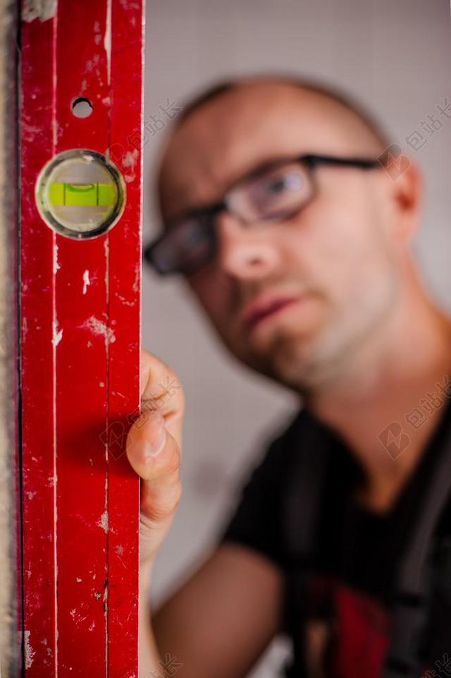 建筑细节男人正在衡量房子建筑作业男子背景图
