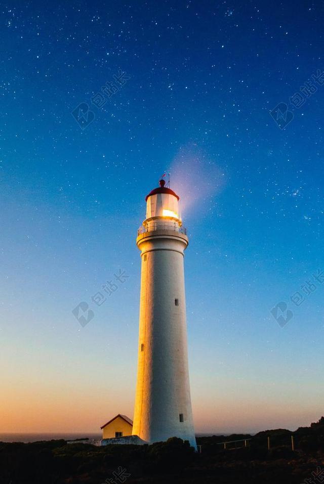 灯塔 岸 海岸 水 海岸线 光 导航 海洋 海滩 旅行