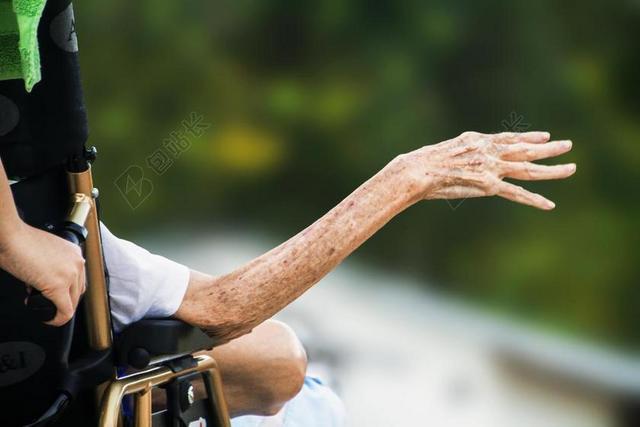 临终关怀满是皱纹老人手背景图片