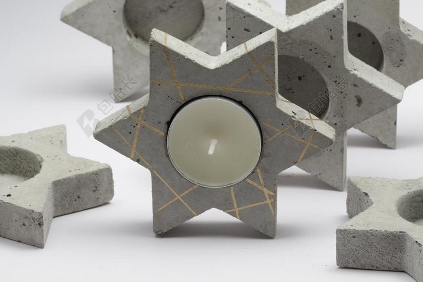 灰色摄影创意六角星上的白色蜡烛拉住设计创意背景图片