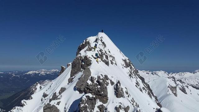 蓝色雪山雪地岩石攀登探险背景图片